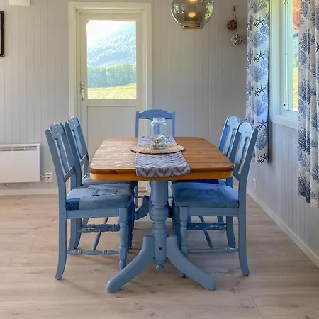 Holiday home Stunning In With Kitchen Fiksdal
