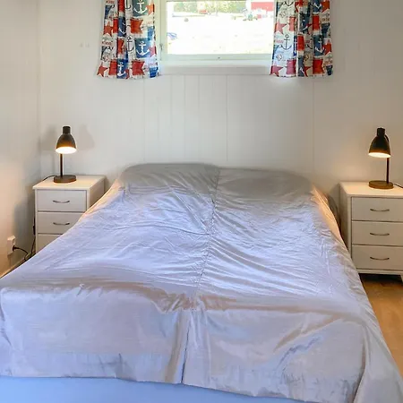 Holiday home Stunning In With Kitchen Fiksdal